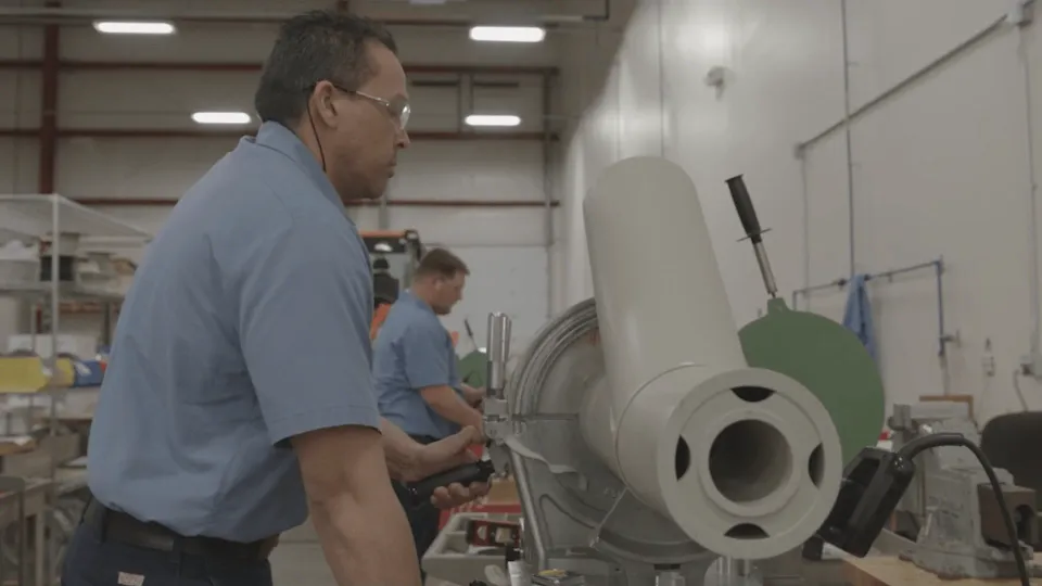 Fabricación personalizada de soluciones termoplásticas para control de fluidos industriales